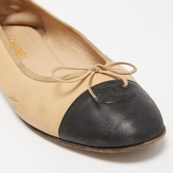 مملوكة مسبقًا Chanel Black/Beige Leather CC Ballet Flats Size 42