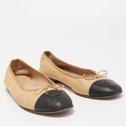 مملوكة مسبقًا Chanel Black/Beige Leather CC Ballet Flats Size 42