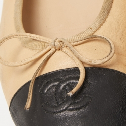 مملوكة مسبقًا Chanel Black/Beige Leather CC Ballet Flats Size 42