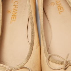 مملوكة مسبقًا Chanel Black/Beige Leather CC Ballet Flats Size 42