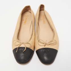 مملوكة مسبقًا Chanel Black/Beige Leather CC Ballet Flats Size 42