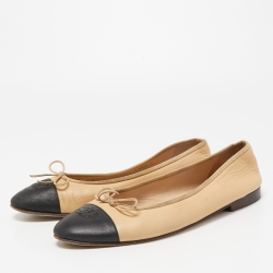 مملوكة مسبقًا Chanel Black/Beige Leather CC Ballet Flats Size 42