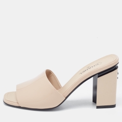 مملوكة مسبقًا Chanel Beige Patent Leather CC Slide Sandals Size 36