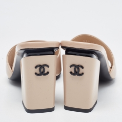 مملوكة مسبقًا Chanel Beige Patent Leather CC Slide Sandals Size 36