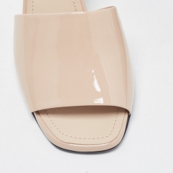 مملوكة مسبقًا Chanel Beige Patent Leather CC Slide Sandals Size 36