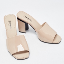 مملوكة مسبقًا Chanel Beige Patent Leather CC Slide Sandals Size 36