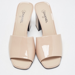 مملوكة مسبقًا Chanel Beige Patent Leather CC Slide Sandals Size 36