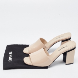 مملوكة مسبقًا Chanel Beige Patent Leather CC Slide Sandals Size 36