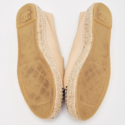 مملوكة مسبقًا Chanel Beige/Black Leather  CC Cap Toe Espadrille Flats Size 42