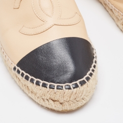 مملوكة مسبقًا Chanel Beige/Black Leather  CC Cap Toe Espadrille Flats Size 42