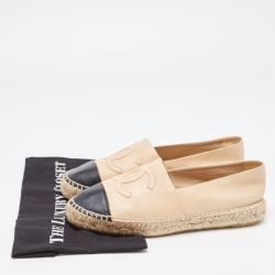 مملوكة مسبقًا Chanel Beige/Black Leather  CC Cap Toe Espadrille Flats Size 42