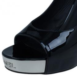 Pre Owned صندل شانيل أسود لامع بفتحة أمامية للأصبع وفتحة خلفية للكعب مقاس 38