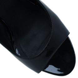 Pre Owned صندل شانيل أسود لامع بفتحة أمامية للأصبع وفتحة خلفية للكعب مقاس 38