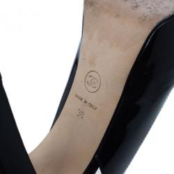 Pre Owned صندل شانيل أسود لامع بفتحة أمامية للأصبع وفتحة خلفية للكعب مقاس 38