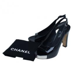 Pre Owned صندل شانيل أسود لامع بفتحة أمامية للأصبع وفتحة خلفية للكعب مقاس 38