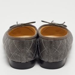 مملوكة مسبقًا Chanel Grey Textured Leather CC Bow Ballet Flats Size 36