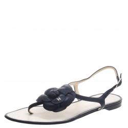 مملوكة مسبقًا Chanel Black Leather Camellia Thong Sandals Size 39.5