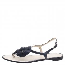 مملوكة مسبقًا Chanel Black Leather Camellia Thong Sandals Size 39.5