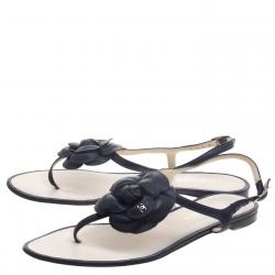 مملوكة مسبقًا Chanel Black Leather Camellia Thong Sandals Size 39.5