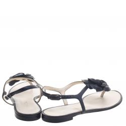 مملوكة مسبقًا Chanel Black Leather Camellia Thong Sandals Size 39.5