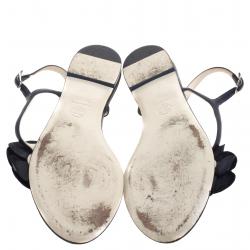 مملوكة مسبقًا Chanel Black Leather Camellia Thong Sandals Size 39.5