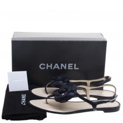 مملوكة مسبقًا Chanel Black Leather Camellia Thong Sandals Size 39.5