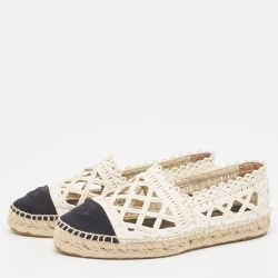 مملوكة مسبقًا Chanel White/Black Laser Cut Raffia and CC Canvas Espadrille Flats Size 38