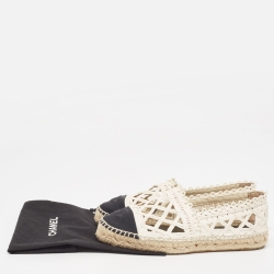 مملوكة مسبقًا Chanel White/Black Laser Cut Raffia and CC Canvas Espadrille Flats Size 38