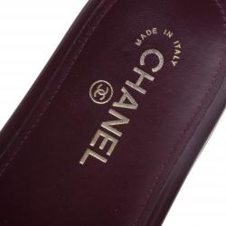 مملوكة مسبقًا صندل سلايد شانيل تروبيكونيك جلد عنابي بسلسلة مقاس 37