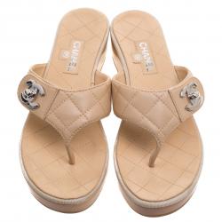 مملوكة مسبقًا Chanel Cream Quilted Leather CC Thong Sandals Size 38