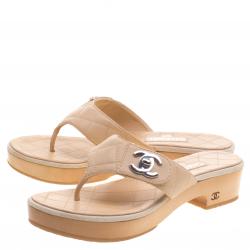 مملوكة مسبقًا Chanel Cream Quilted Leather CC Thong Sandals Size 38