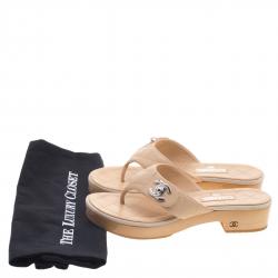مملوكة مسبقًا Chanel Cream Quilted Leather CC Thong Sandals Size 38
