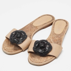 Pre Owned Chanel Beige/Black Leather CC Camellia Flat Slides Size 38.5