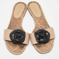 Pre Owned Chanel Beige/Black Leather CC Camellia Flat Slides Size 38.5
