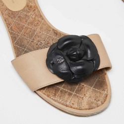 Pre Owned Chanel Beige/Black Leather CC Camellia Flat Slides Size 38.5