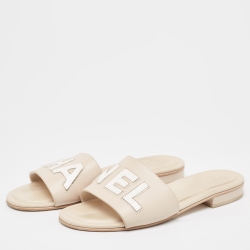 مملوكة مسبقًا Chanel Cream Leather Logo Flat Slides Size 38.5