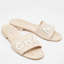 مملوكة مسبقًا Chanel Cream Leather Logo Flat Slides Size 38.5