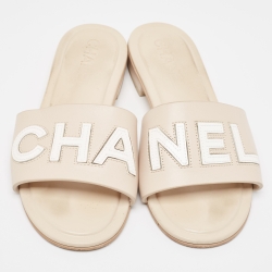 مملوكة مسبقًا Chanel Cream Leather Logo Flat Slides Size 38.5