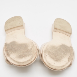 مملوكة مسبقًا Chanel Cream Leather Logo Flat Slides Size 38.5