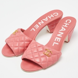 مملوكة مسبقًا Chanel Pink Quilted Leather CC Open Toe Slide Sandals Size 38.5