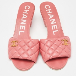 مملوكة مسبقًا Chanel Pink Quilted Leather CC Open Toe Slide Sandals Size 38.5