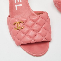 مملوكة مسبقًا Chanel Pink Quilted Leather CC Open Toe Slide Sandals Size 38.5
