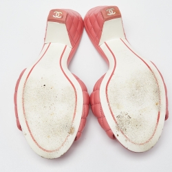 مملوكة مسبقًا Chanel Pink Quilted Leather CC Open Toe Slide Sandals Size 38.5