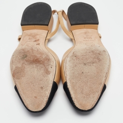 مملوكة مسبقًا Chanel Beige/Black Leather and Canvas Cap Toe Slingback Flat Sandals Size 36.5
