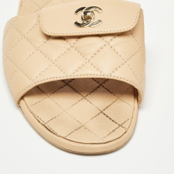 مملوكة مسبقًا Chanel Beige Leather CC Turnlock Flat Slide Size 40