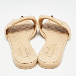 مملوكة مسبقًا Chanel Beige Leather CC Turnlock Flat Slide Size 40