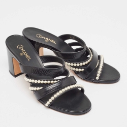 مملوكة مسبقًا Chanel Black Leather Interlocking CC Logo Sandals Size 37
