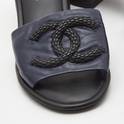 مملوكة مسبقًا Chanel Dark Blue Leather Woven CC Slide Sandals Size 40