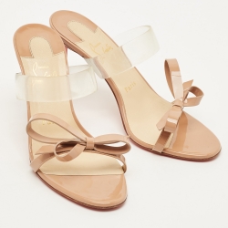 Pre Owned صندل كريستيان لوبوتان جست نودو بلاستيك مشمع وجلد لامع بيج سير بفيونكة مقاس 39.5