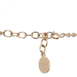مملوكة مسبقًا قلادة ديور ذهبي بدلاية حروف وإيناميل بيج